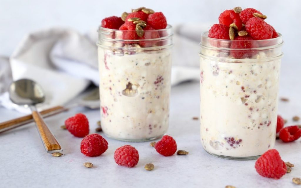 no-cook oatmeal with raspberries and chia